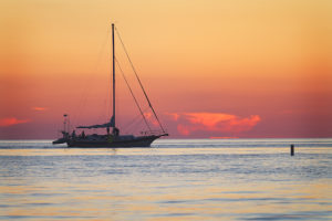 barca al tramonto