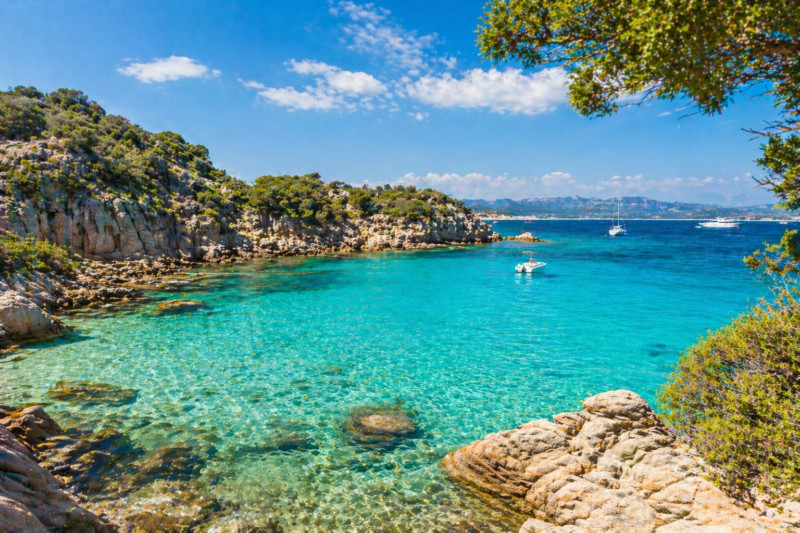 Attività acquatiche in Sardegna: la guida completa alle avventure in mare nel Mediterraneo