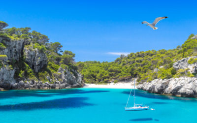 Noleggiare una barca a Minorca per la prima volta: la guida essenziale per prendere il largo