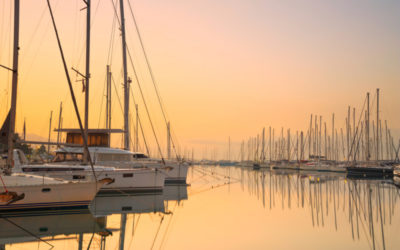 Quale barca è migliore per navigare in Grecia: catamarano, barca a vela o yacht a motore?