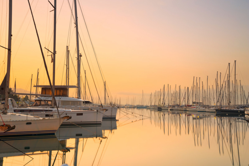 Quale barca è migliore per navigare in Grecia: catamarano, barca a vela o yacht a motore?