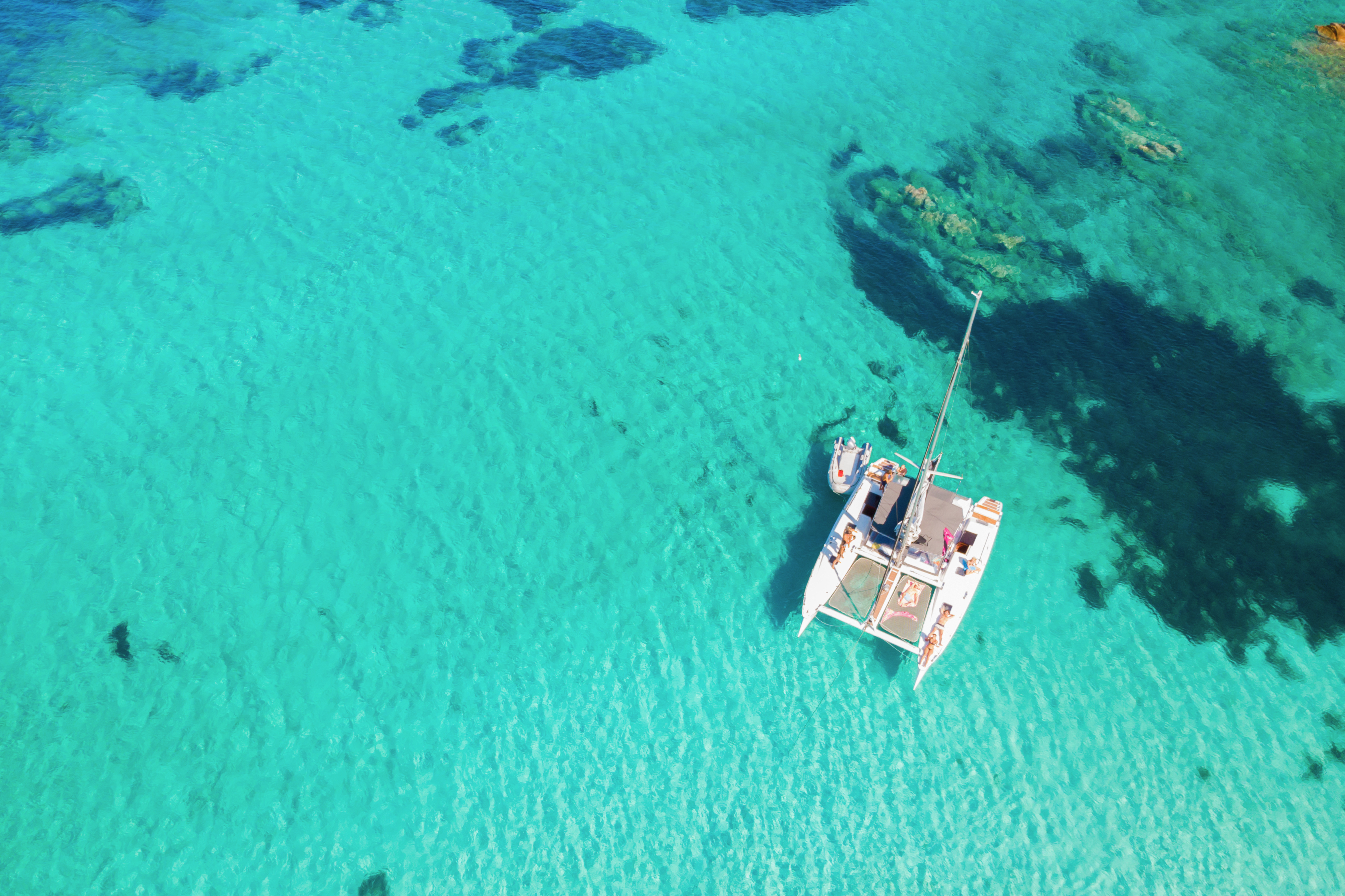 Catamarano ancorato in acque turchesi