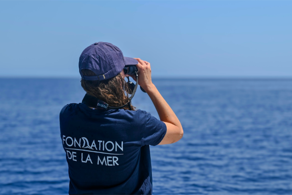 Membro della Fondation de la Mer che osserva il mare