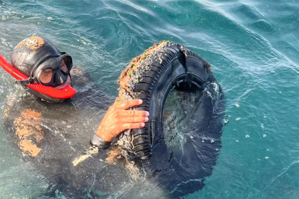 Sub rimuove uno pneumatico dal mare