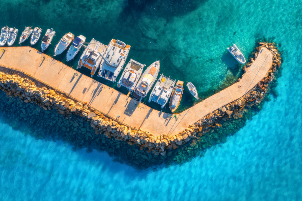 Vista aerea di barche a motore e catamarani ormeggiati in una marina