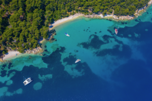 Vista aerea di una cala mediterranea e delle sue praterie di posidonia